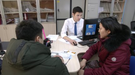 Баспаналы боламын деген жұрт түннен бері банктің алдын күзетті