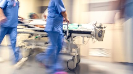 Пациентов переносят на руках: в новом инсультном центре Аулиеколя не сделали лифт