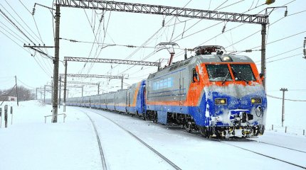 Свыше 600 человек эвакуировали поездами с заметённых трасс на юге Казахстана