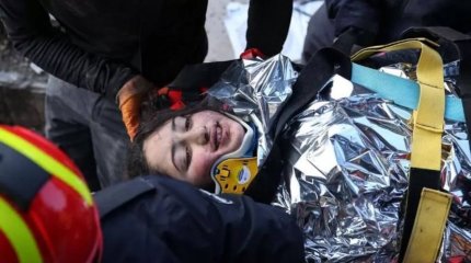 Түркияда 139 сағаттан кейін жеті айлық сәби мен 12 жасар қыз үйінді астынан аман табылды