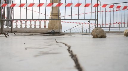 Трещина на новом амфитеатре напугала жителей Актау