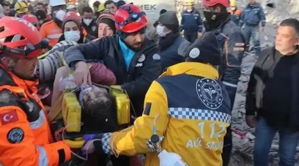 Түркиядағы зілзала: 205 сағаттан соң үйінді астынан әйел құтқарылды