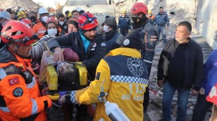 Спустя 200 часов под завалами продолжают находить живых людей