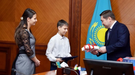 Пятиклассника, который помог пострадавшим в Турции, наградили в Шымкенте