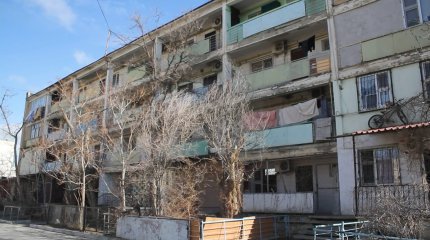 «Камни падают на голову»: в страхе живут жители ветхого дома в Актау
