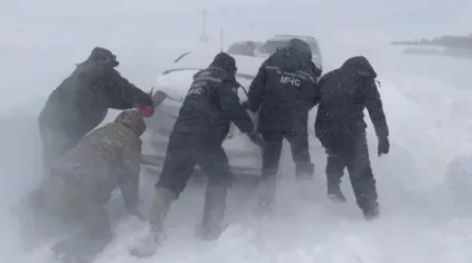 Атырауда қар құрсауында қалған көліктегі ана мен бала құтқарылды