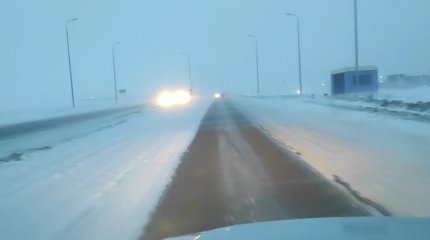 Ақтөбелік полицейлер боранда жолда қалған 30-дан астам жолаушыны құтқарды