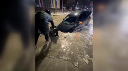 Қарағандыда асфальт опырылып, екі көлік шұңқырға түсіп кетті