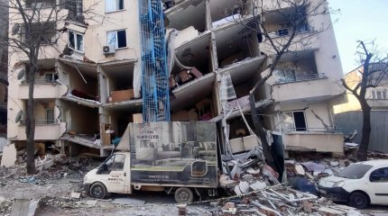 Обломками можно заполнить 660 стадионов: разбор завалов продолжают в Турции