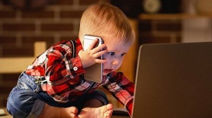 "Қолына "смартфон ұстап туған" буын өмірге келді": сенатор цифрлық аутизм туралы айтты