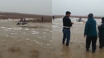 Женщину и ребенка едва не унесло потоком воды в Туркестанской области