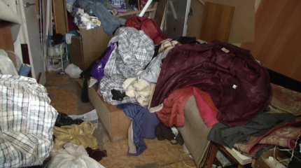 Вонь и тараканы: женщина с синдромом Плюшкина досаждает жителям дома в Павлодаре