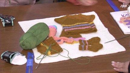 Пациенты с болезнью Паркинсона связали одежду для недоношенных младенцев