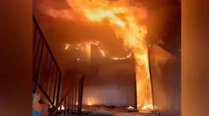 Атырау облысының полицейлері өртке оранған үйден 3 жасөспірімді аман алып шықты