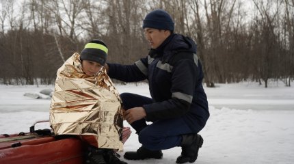 Спасатели Усть-Каменогорска достали провалившегося под лед школьника