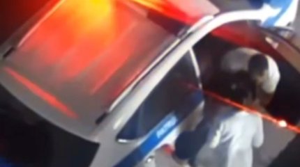 Карагандинка родила в патрульной машине