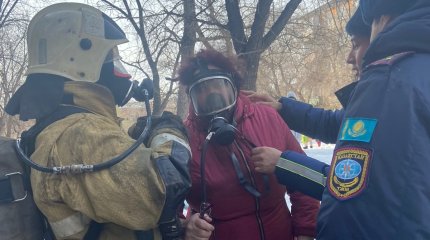 Девять жителей эвакуировали и двух спасли из огня в Усть-Каменогорске