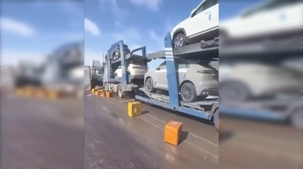 Десятки искорёженных новых авто: автовозы попали в ДТП на трассе Алматы–Хоргос