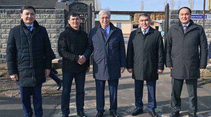 Мемлекет басшысы кәсіпкерге дәнуатқыш аппаратын сыйға тартты