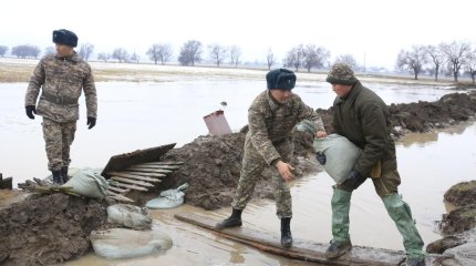Военнослужащие помогают бороться с паводками в Жамбылской области