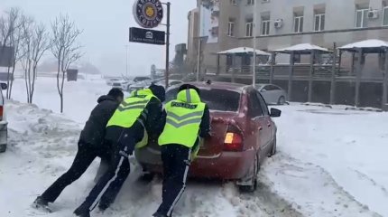 Атырау засыпает: снег шёл 12 часов беспрерывно