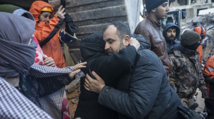 Түркиядағы зілзала: Экскаваторшы жігіт өз әкесін 47 сағаттан соң құтқарып алды