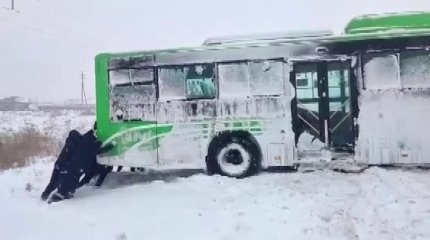 Атырау қар құрсауында қалды