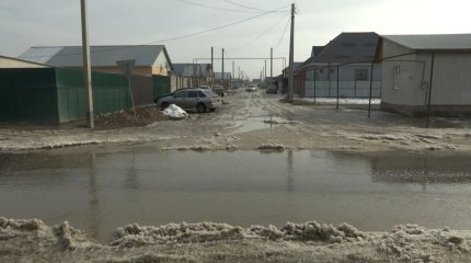 Вода на пороге: жители Узынагаша обкладывают дома мешками с землей из-за подтоплений