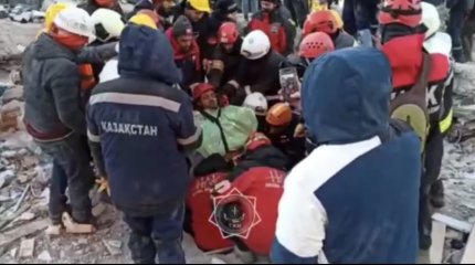 Казахстанские спасатели вытащили из-под завалов в Газиантепе трёх живых человек