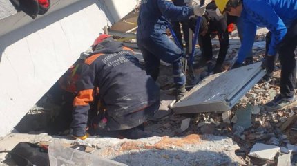Тело одного казахстанца извлекли из-под завалов в Хатае