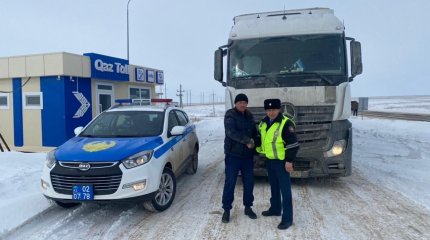 Полицейлер қиындыққа тап болған жүргізушіге көмектесті