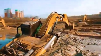 Эпичное видео затопленных экскаваторов на Сайране сняли алматинцы