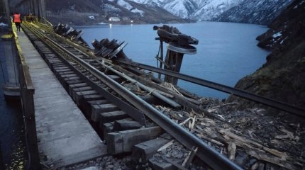 Вагоны со шлаком не могут поднять со дна Иртыша