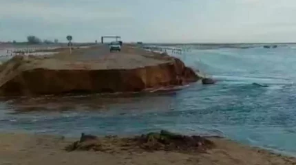Атырау облысында жол жырылып, көлік қатынасы тоқтады