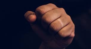 Астанада көшеде үш жігіт ер адамды жабыла сабап, тонап кеткен