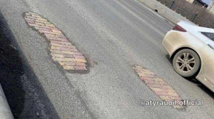 Атырауда асфальттағы тесіктерге кірпіш төселген