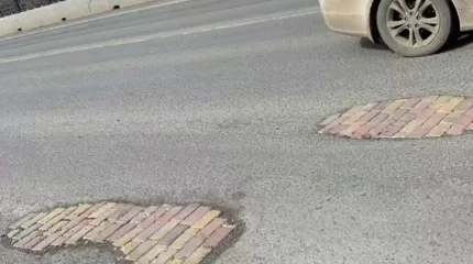 Атырау әкімдігі жолдағы шұңқырларға неліктен кірпіш салынғанын түсіндірді