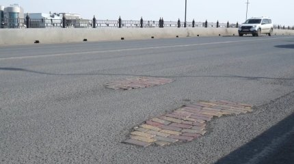 Атырауда шұрық тесік көпірді түрлі-түсті кірпішпен жамап қойған