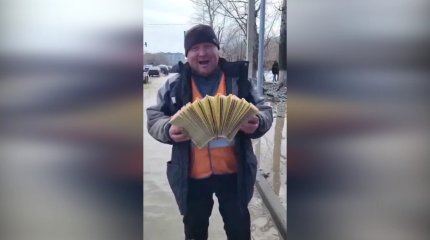 Актюбинский коммунальщик развеселил казахстанцев песней о паводке