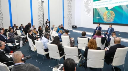 Ерлан Қарин шетелдік БАҚ өкілдерімен кездесті