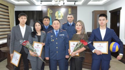 Обезвредивших подростка с топором школьника наградили в СКО