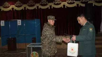 Шымкентте бір сағат ішінде 100-ден аса сарбаз дауыс беріп үлгерді