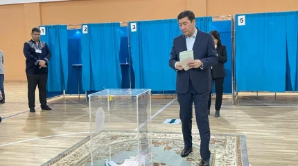 Amanat партиясының төрағасы Ерлан Қошанов дауыс берді