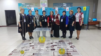 Комиссия мүшелері ұлттық киімдерімен келді