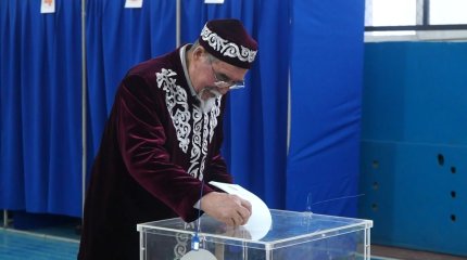 Атырауда 75-тегі ақсақал отбасымен дауыс берді