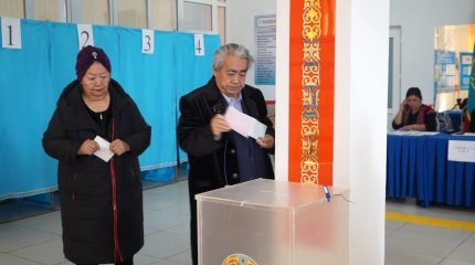 Атырауда Қазақстанның Еңбек Ері Ілия Жақанов дауыс берді