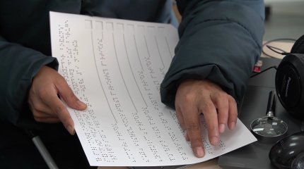 Трафареты, пандусы и шрифты Брайля: какие условия созданы на избирательных участках для инвалидов