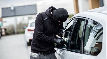 В Атырау несовершеннолетние снимали аккумуляторы с авто