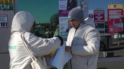 «AMANAT» партиясының мүшелері үгіт-насихат кезінде таратылып, жапсырылған плакат-парақшаларды жинап жатыр