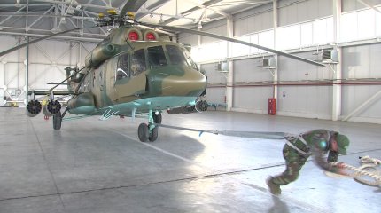 Казахстанский полицейский протащил вертолет и попал в Книгу рекордов